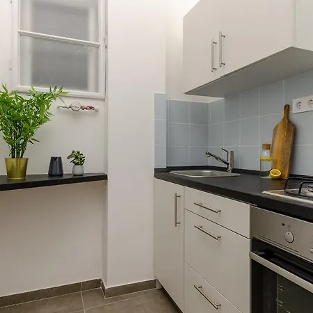 Ajowan Apartman *